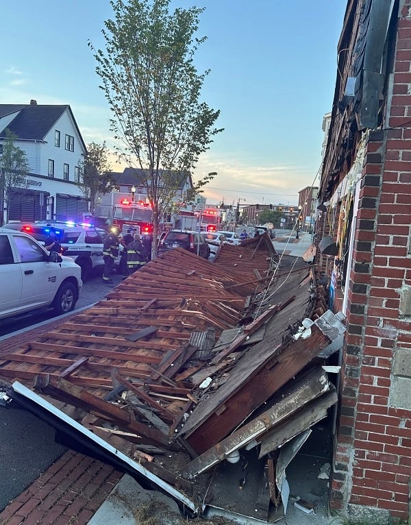 Structural Collapse at Discount Liquors on West Rodney French Boulevard in New Bedford 2 778985318 1475686001261920 5212420262859769888 n