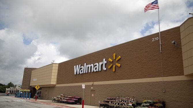Chaos at the Cash Registers: Teen’s Walmart Escape Plan Foiled by His Own Waistband! 1 AbingtonWalmart